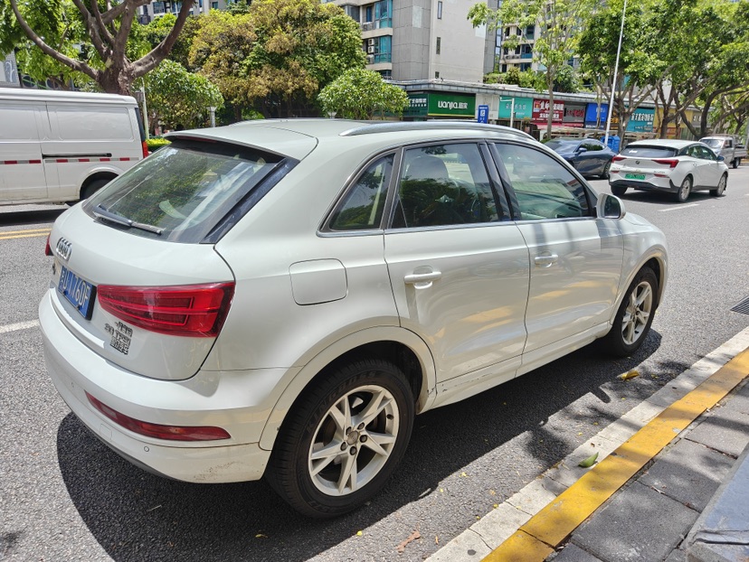 Audi Q3 2018 car image #5