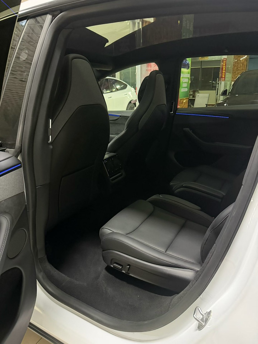 Tesla Model Y L 2025 #5 Tesla Model Y L 2025 car image #5