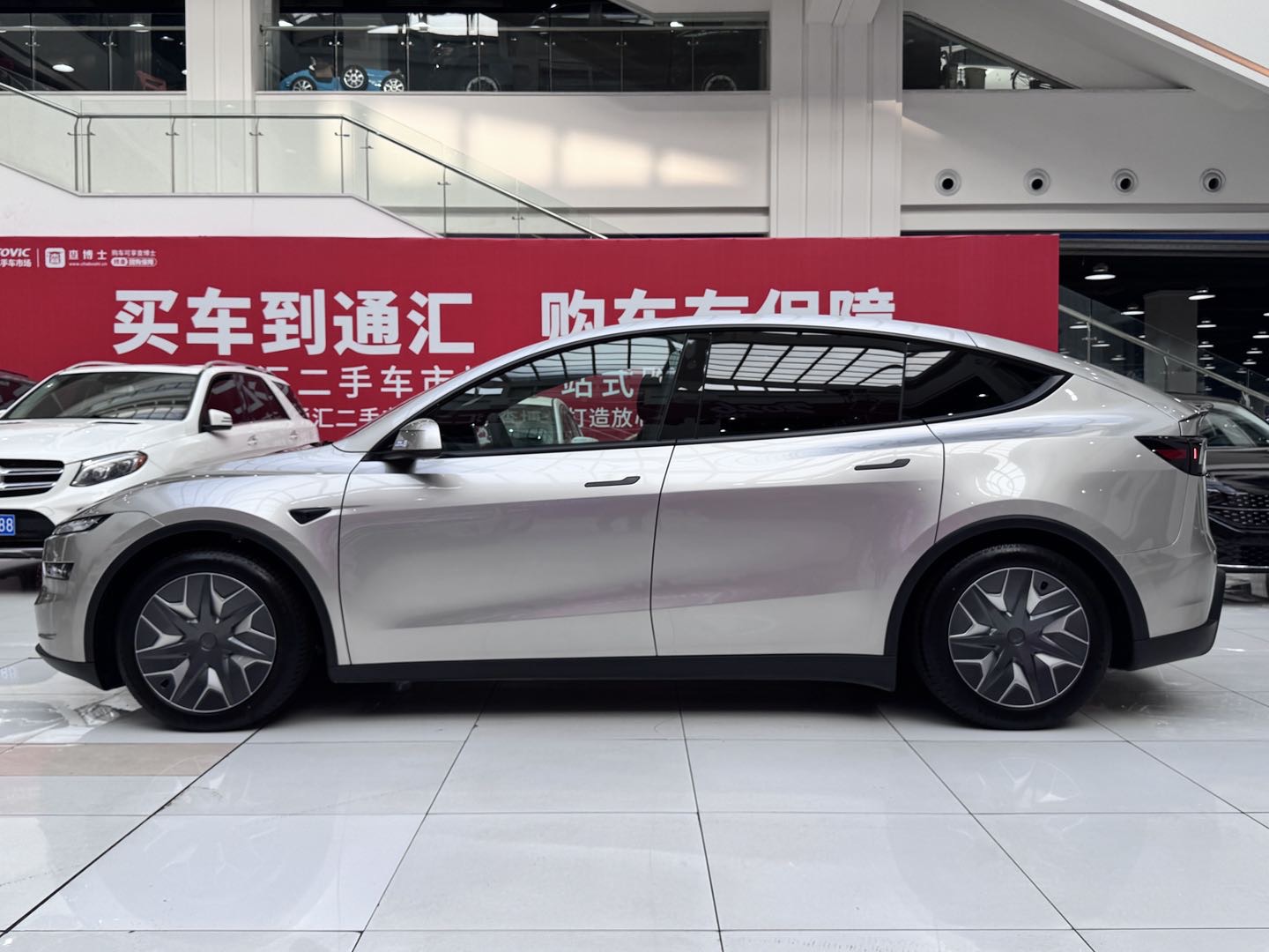 Tesla Model Y L 2026 #8 Tesla Model Y L 2026 car image #8