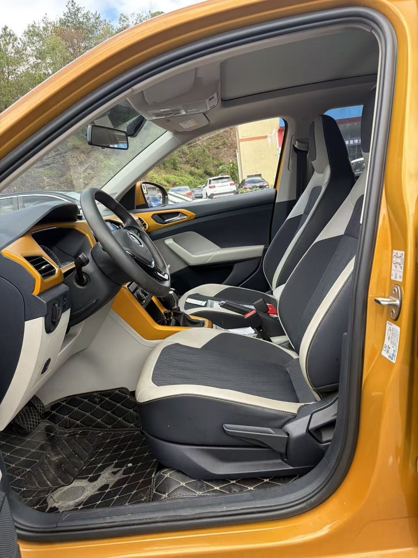 Volkswagen T-Cross 2021 car image #2