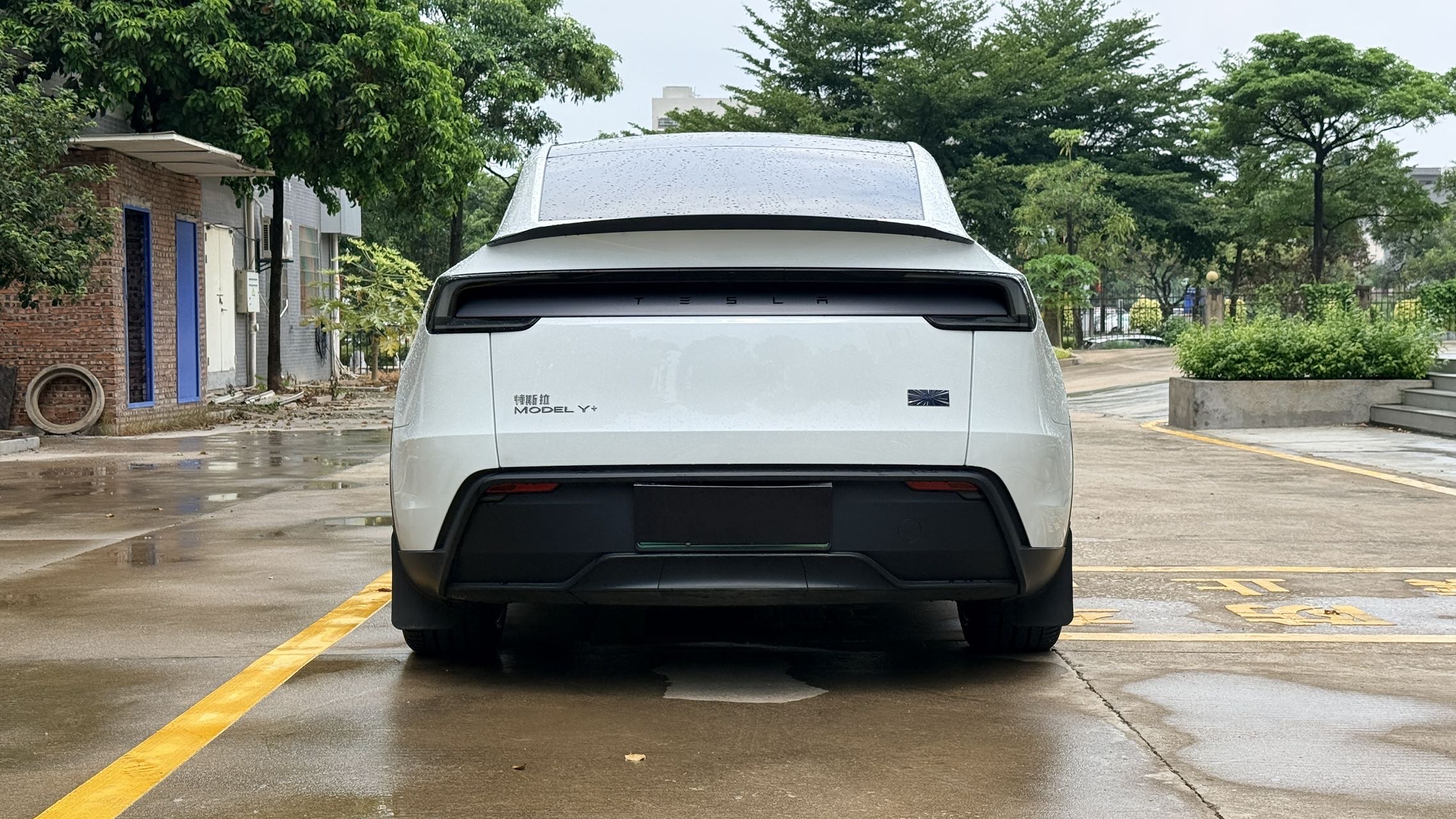 Tesla Model Y 2025 #5 Tesla Model Y 2025 car image #5