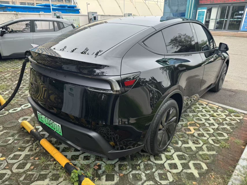 Tesla Model Y 2026 car image #8