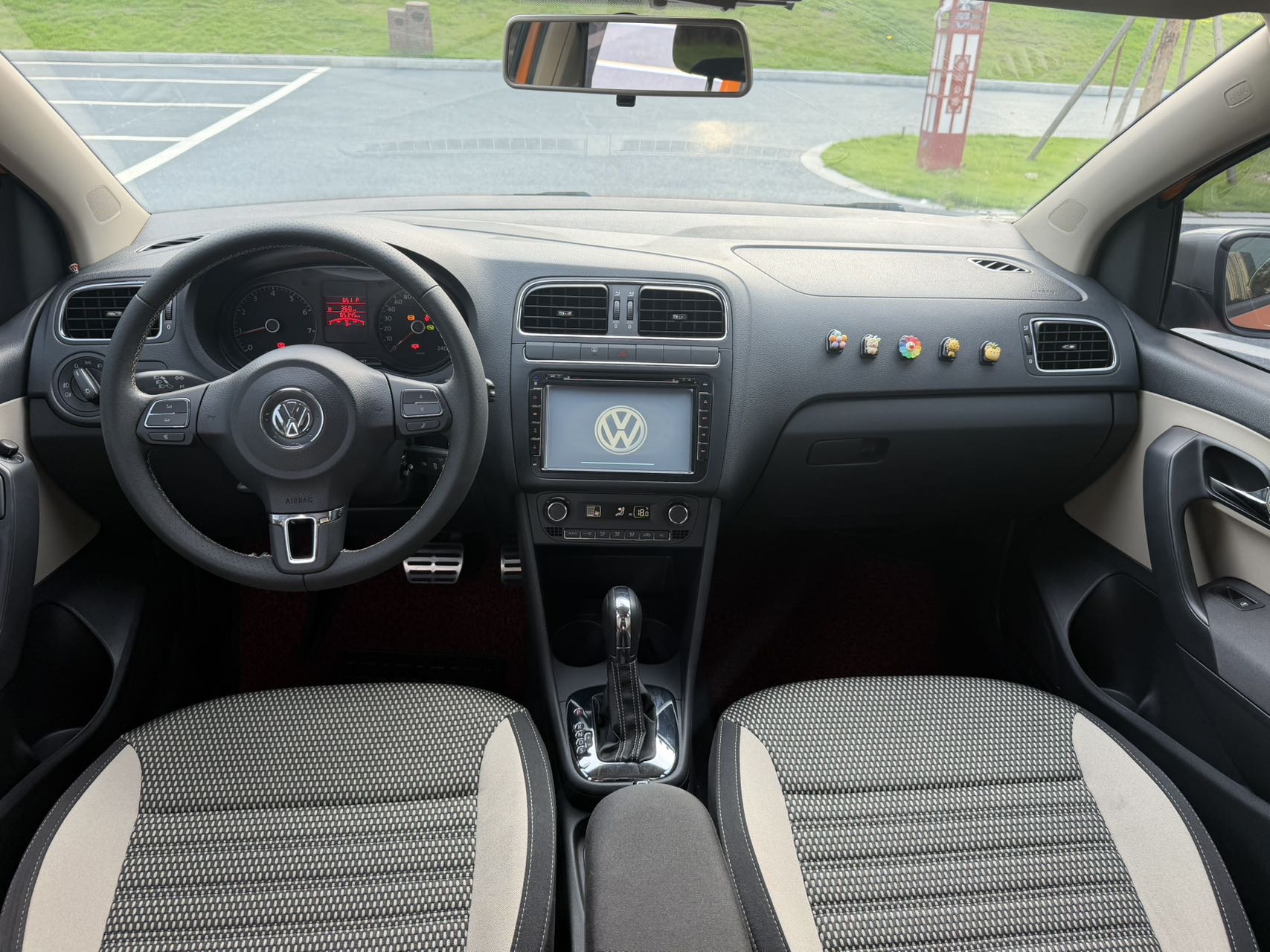 Volkswagen Polo 2012 car image #6