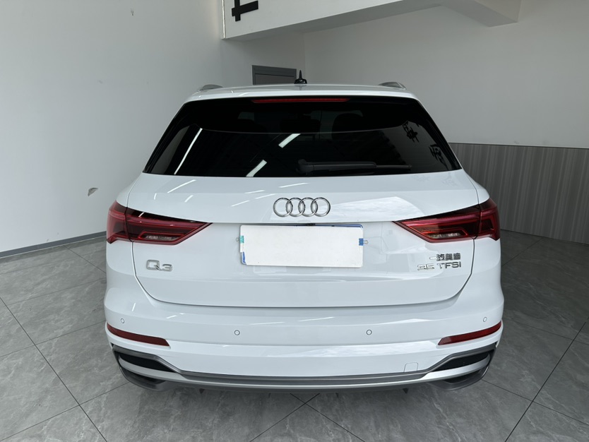 Audi Q3 2022 car image #5