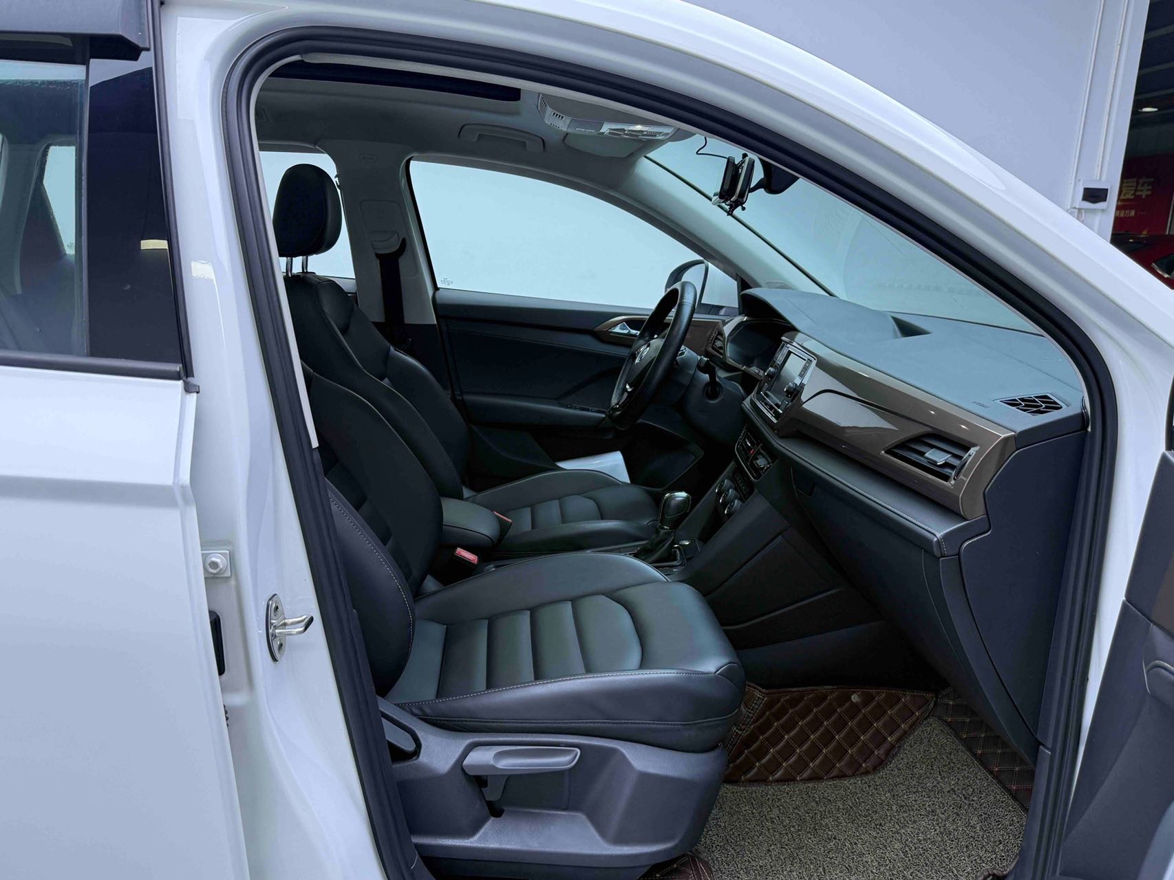 Volkswagen Tharu 2020 car image #6
