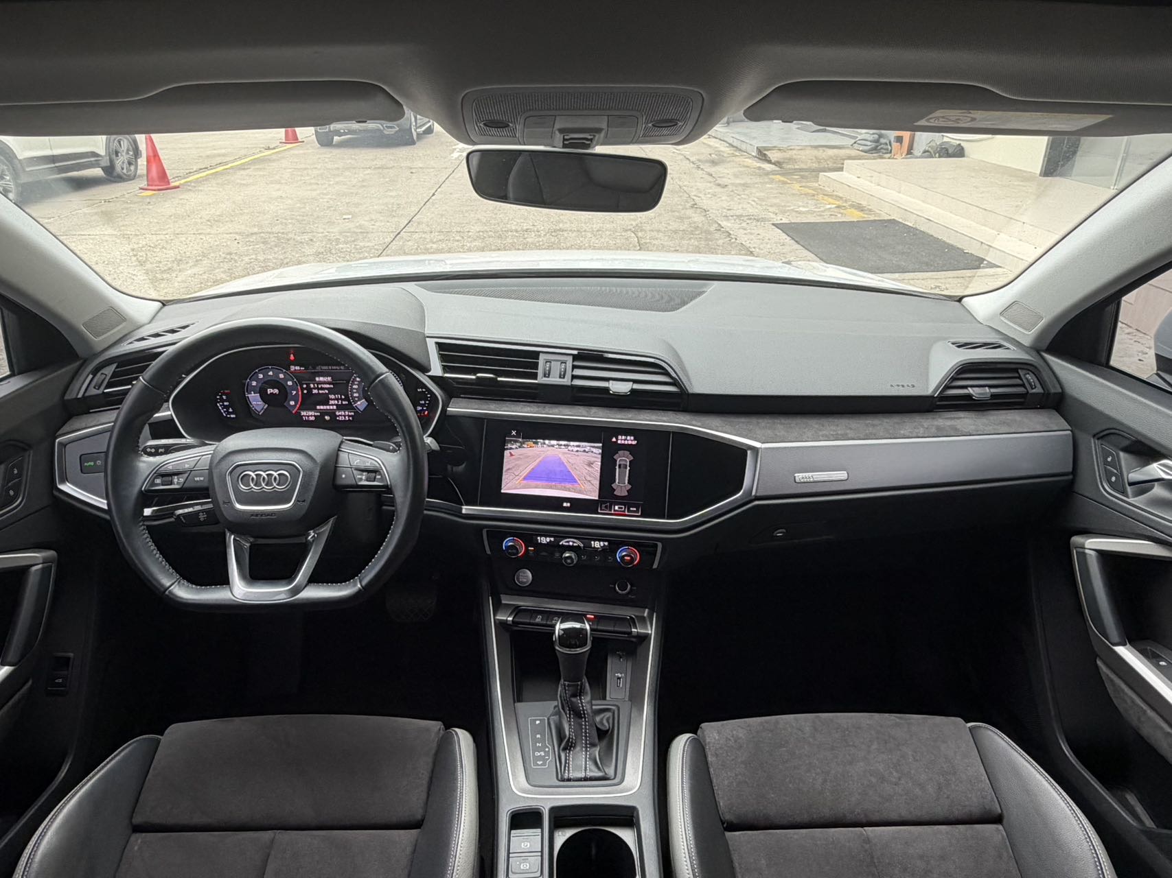 Audi Q3 2020 car image #11