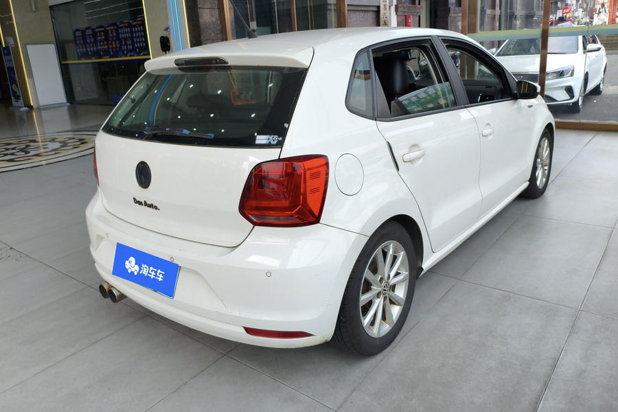 Volkswagen Polo 2015 car image #2