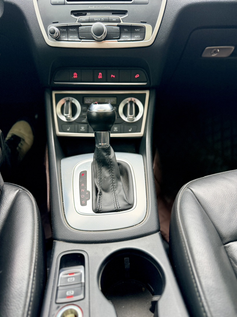 Audi Q3 2015 car image #11