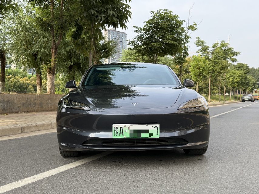 Tesla Model 3 2025 car image #2