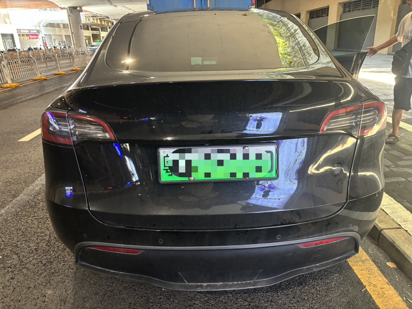 Tesla Model Y 2023 car image #3