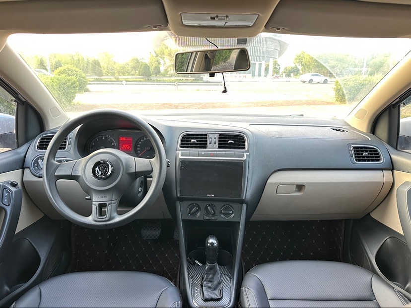 Volkswagen Polo 2013 car image #9