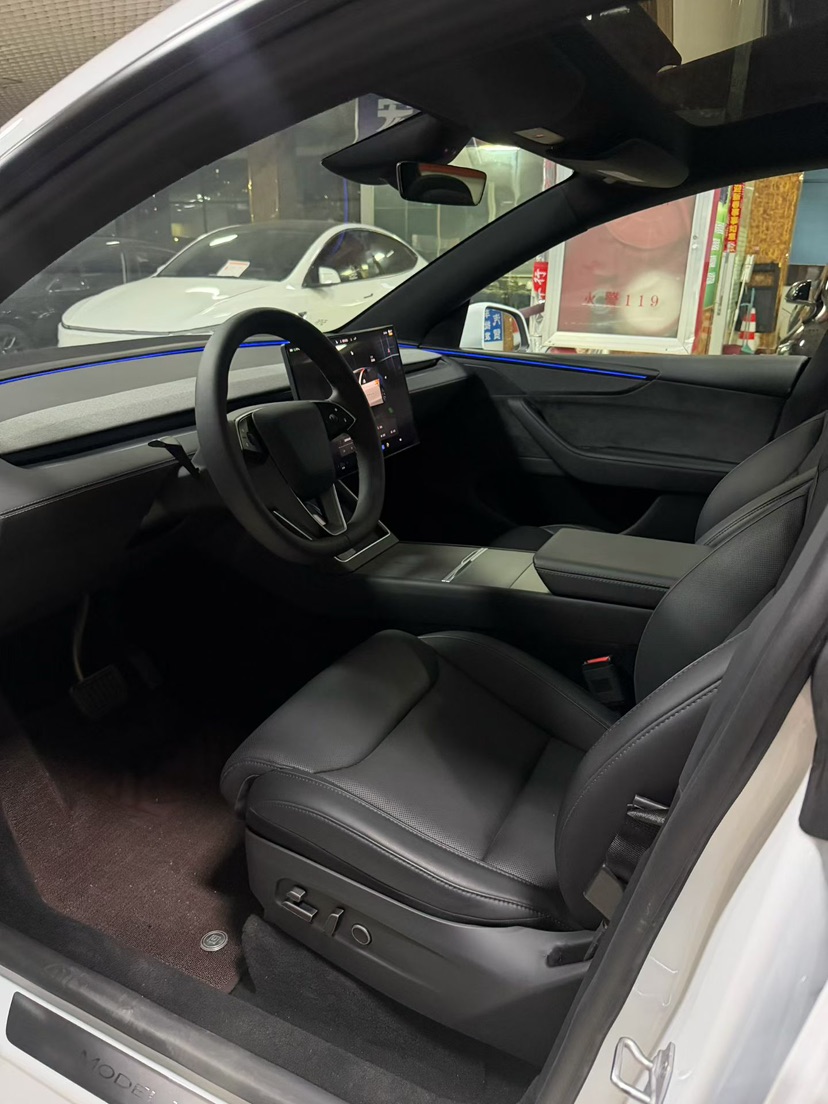 Tesla Model Y L 2025 #4 Tesla Model Y L 2025 car image #4