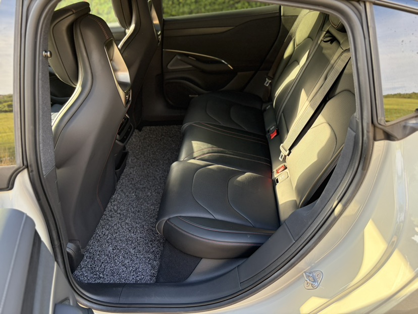 MI SU7 2024 immagine di auto #9