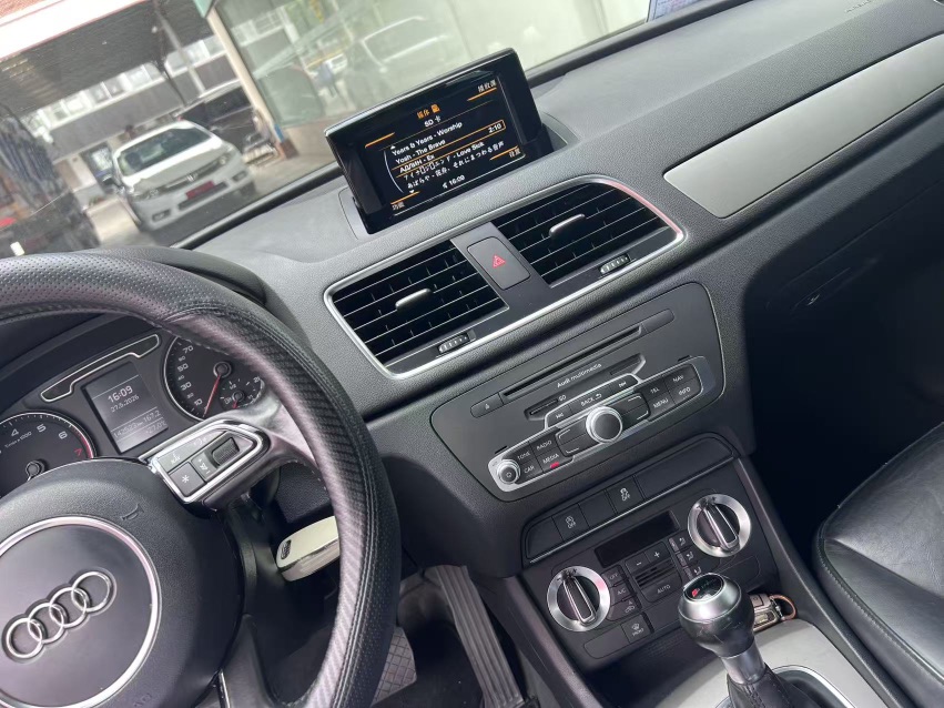 Audi Q3 2015 car image #7