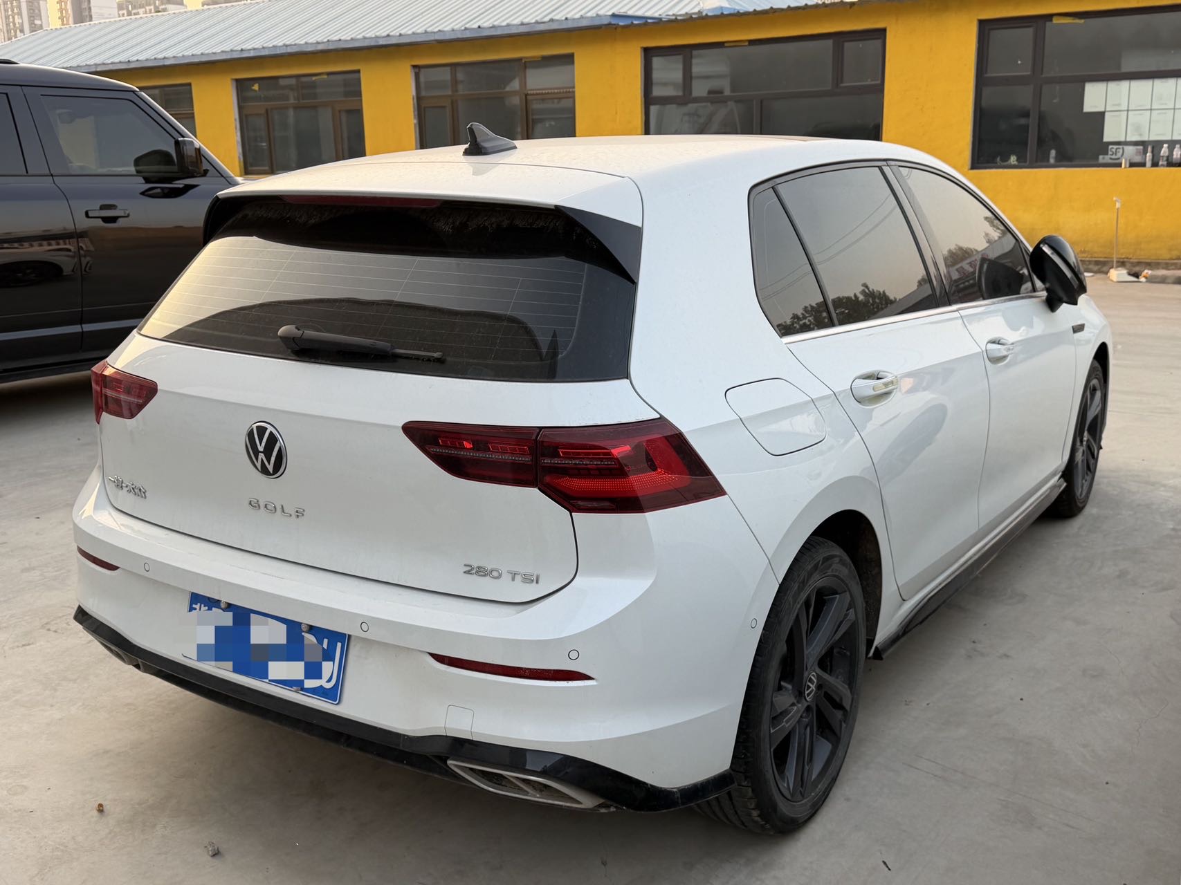 Volkswagen Golf 2024 car image #2