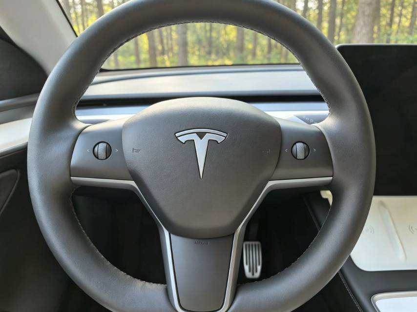 Tesla Model Y 2023 car image #13