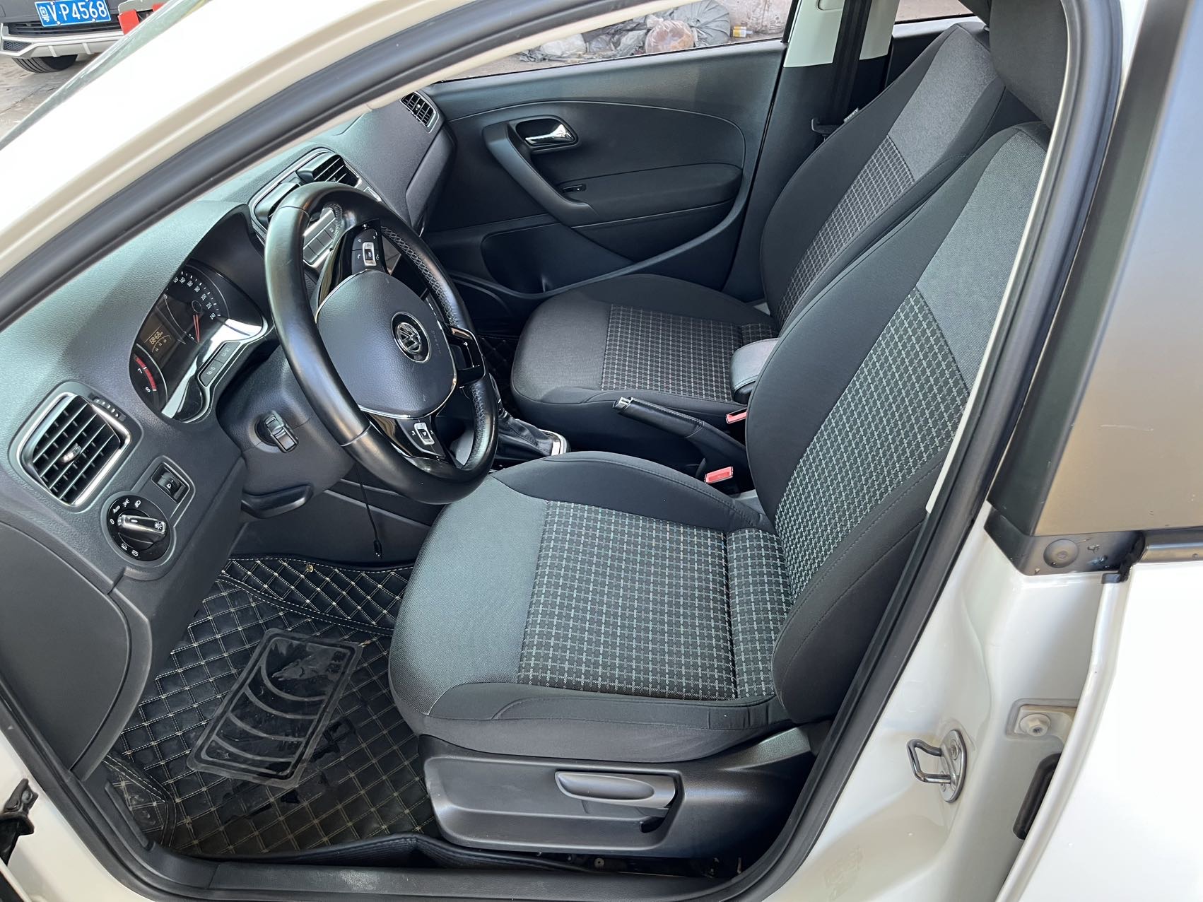 Volkswagen Polo 2016 car image #9