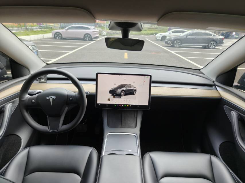 Tesla Model Y 2023 car image #5