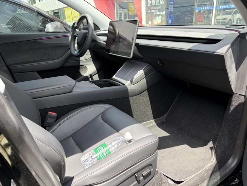 Tesla Model Y 2025 car image #5