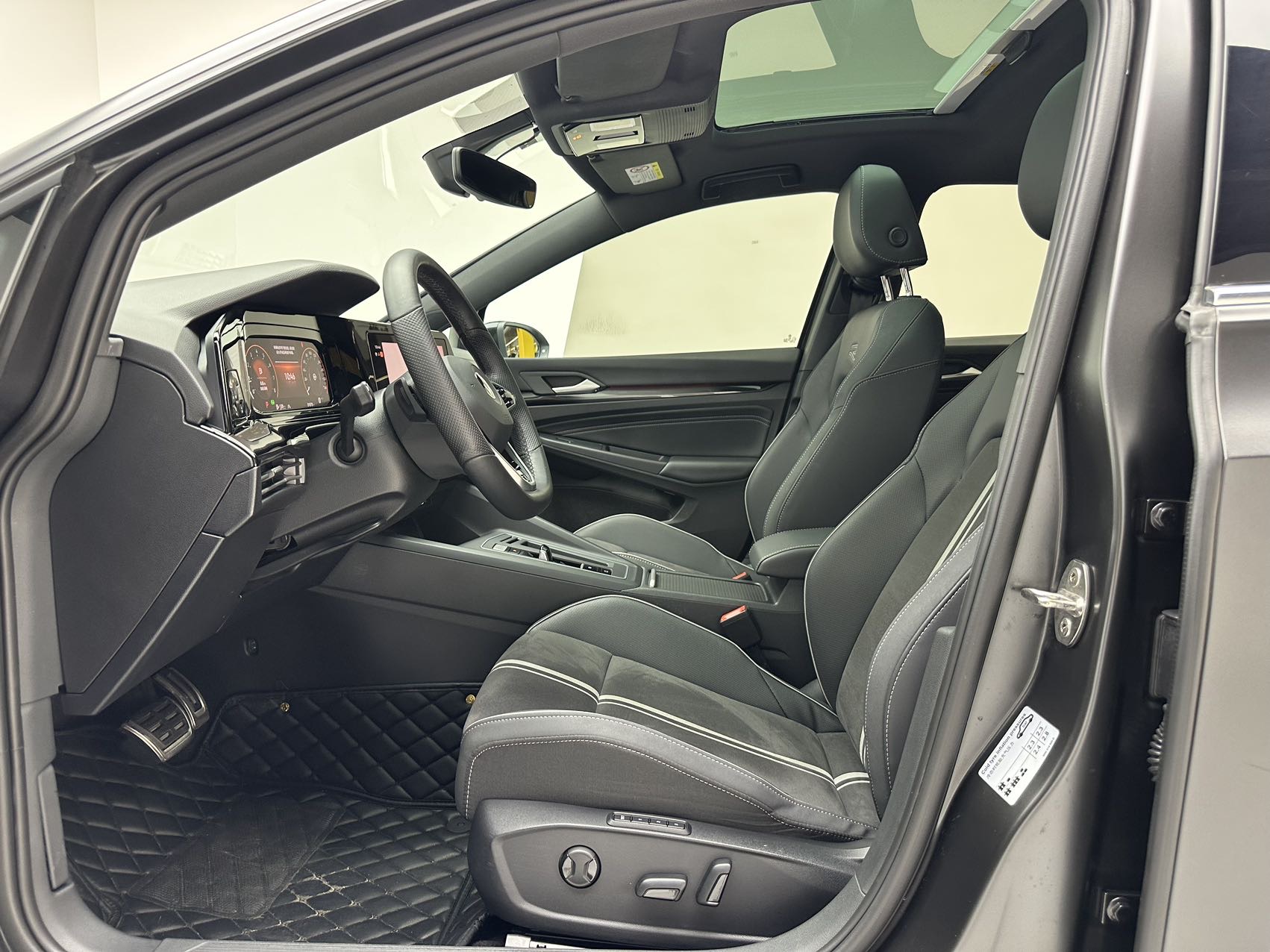 Volkswagen Golf 2022 car image #3