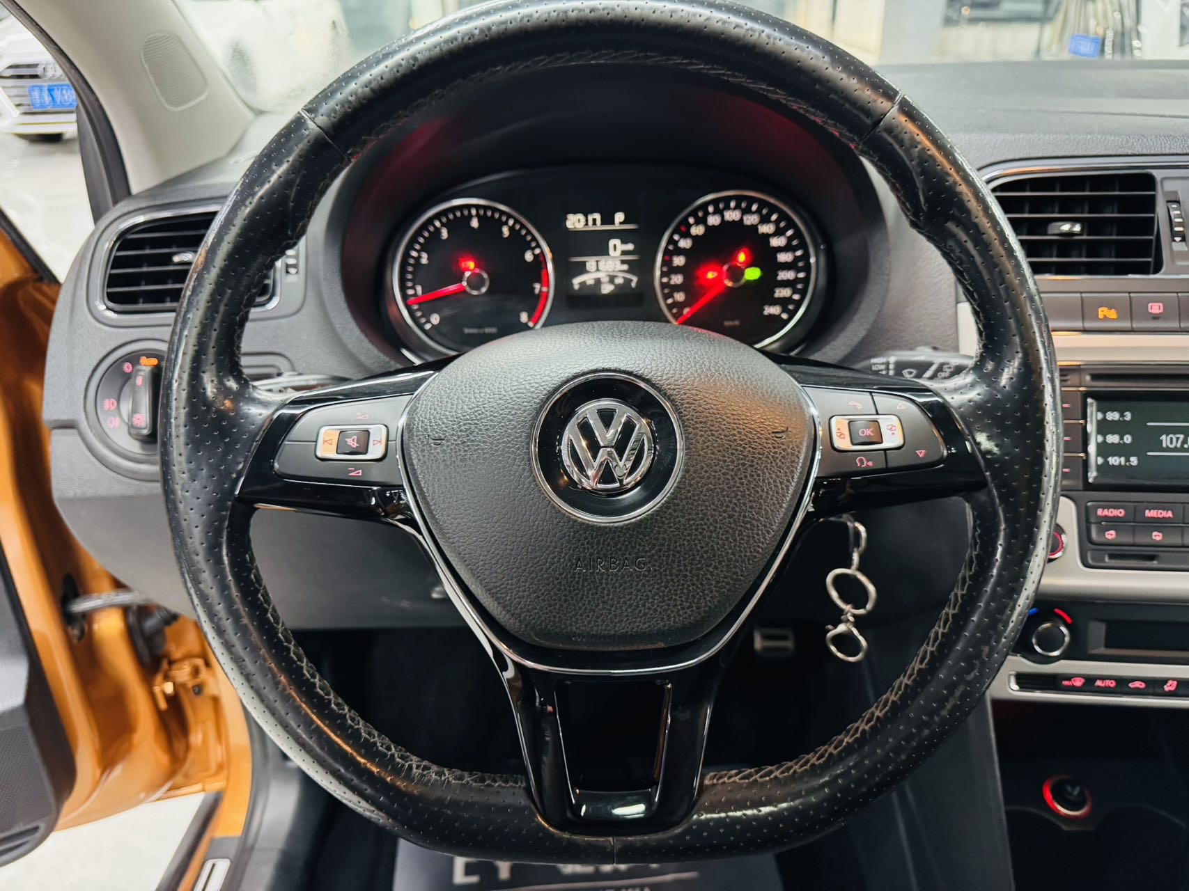 Volkswagen Polo 2015 car image #11