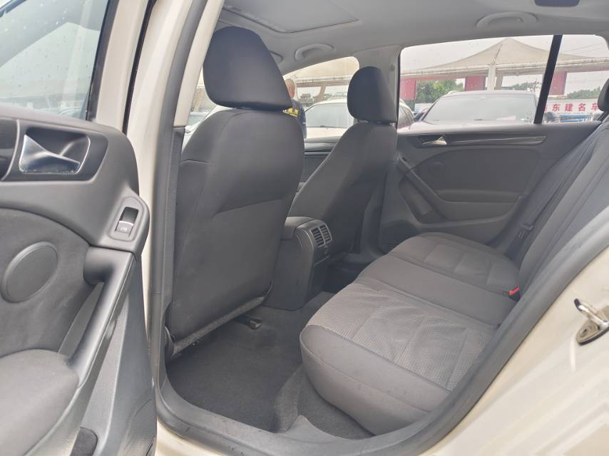 Volkswagen Golf 2012 car image #6