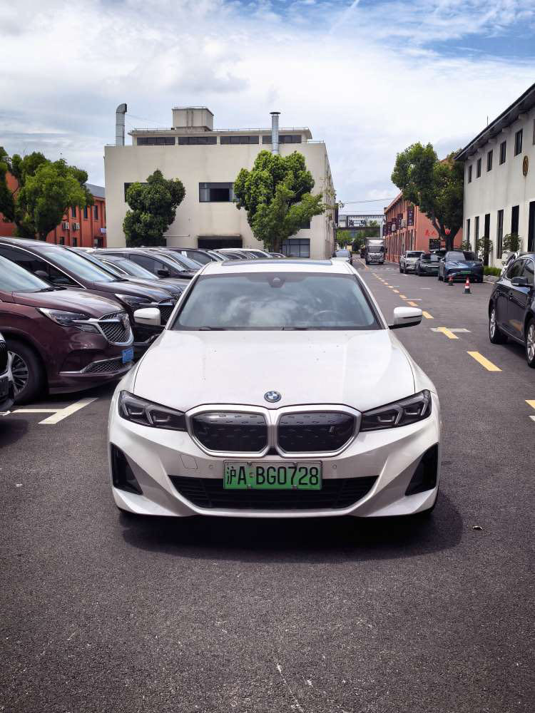 BMW i3 2023 car image #2