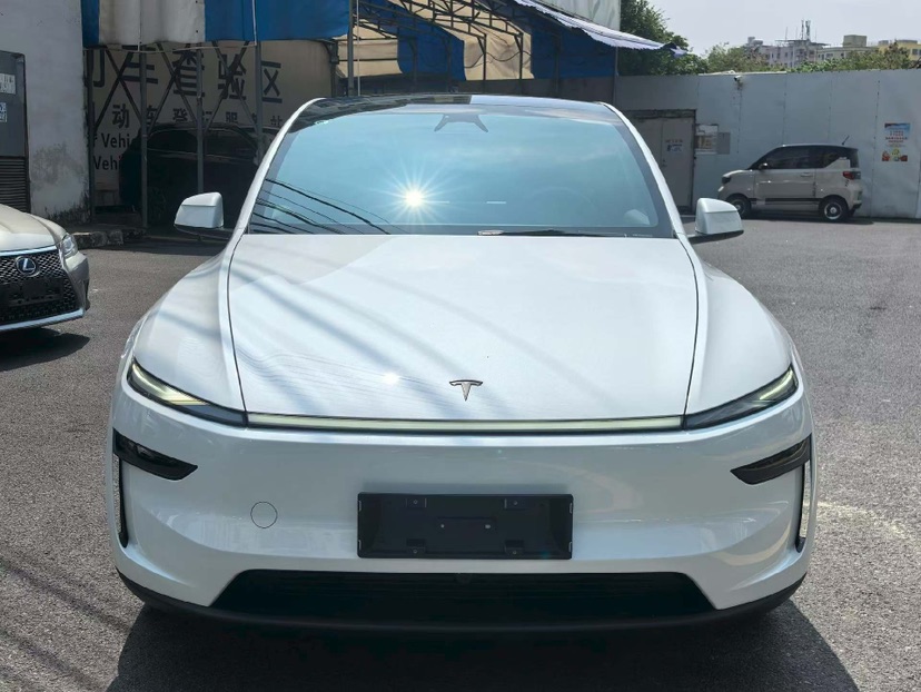 Tesla Model Y 2026 #2 Tesla Model Y 2026 car image #2