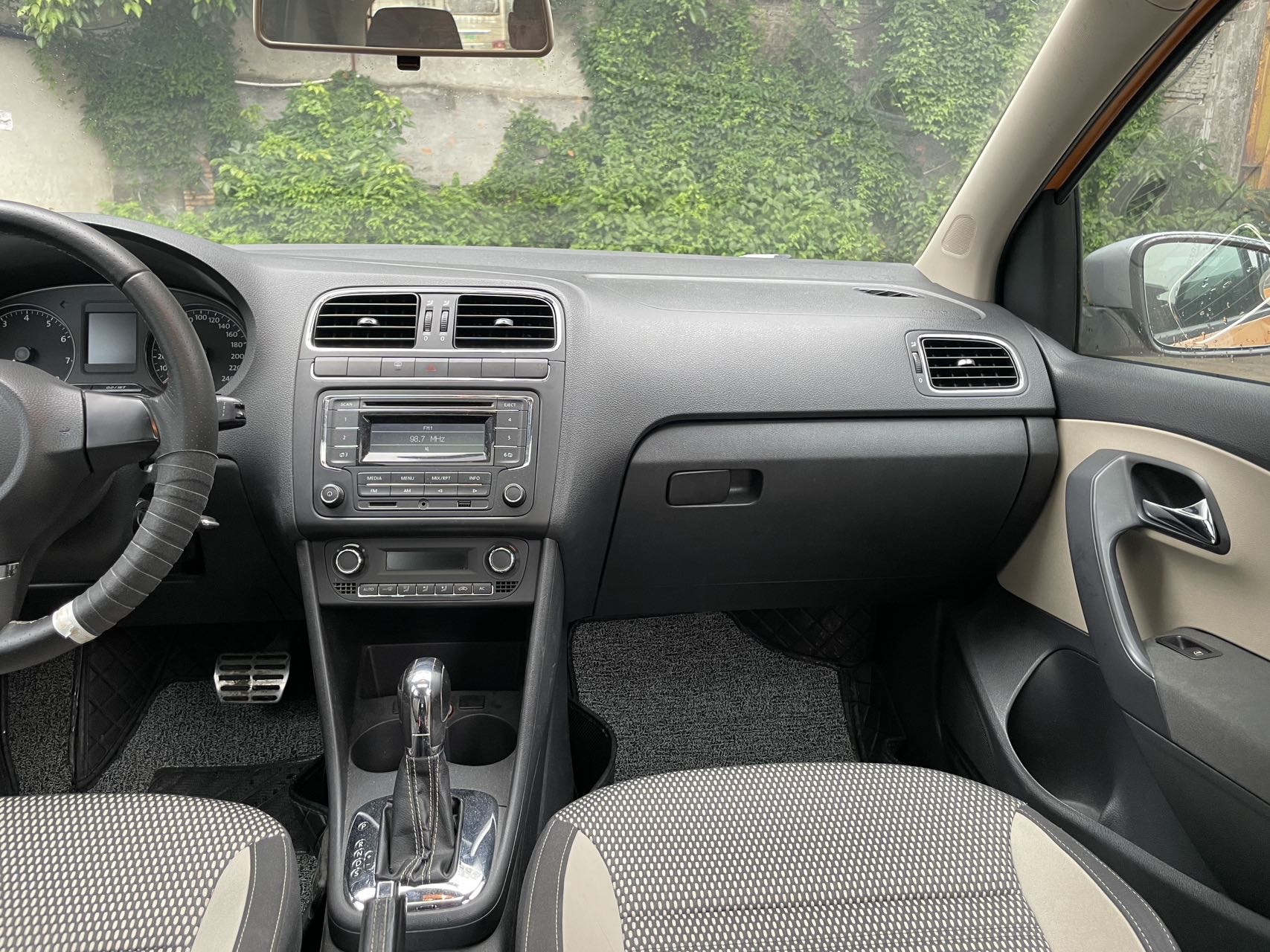 Volkswagen Polo 2013 car image #15
