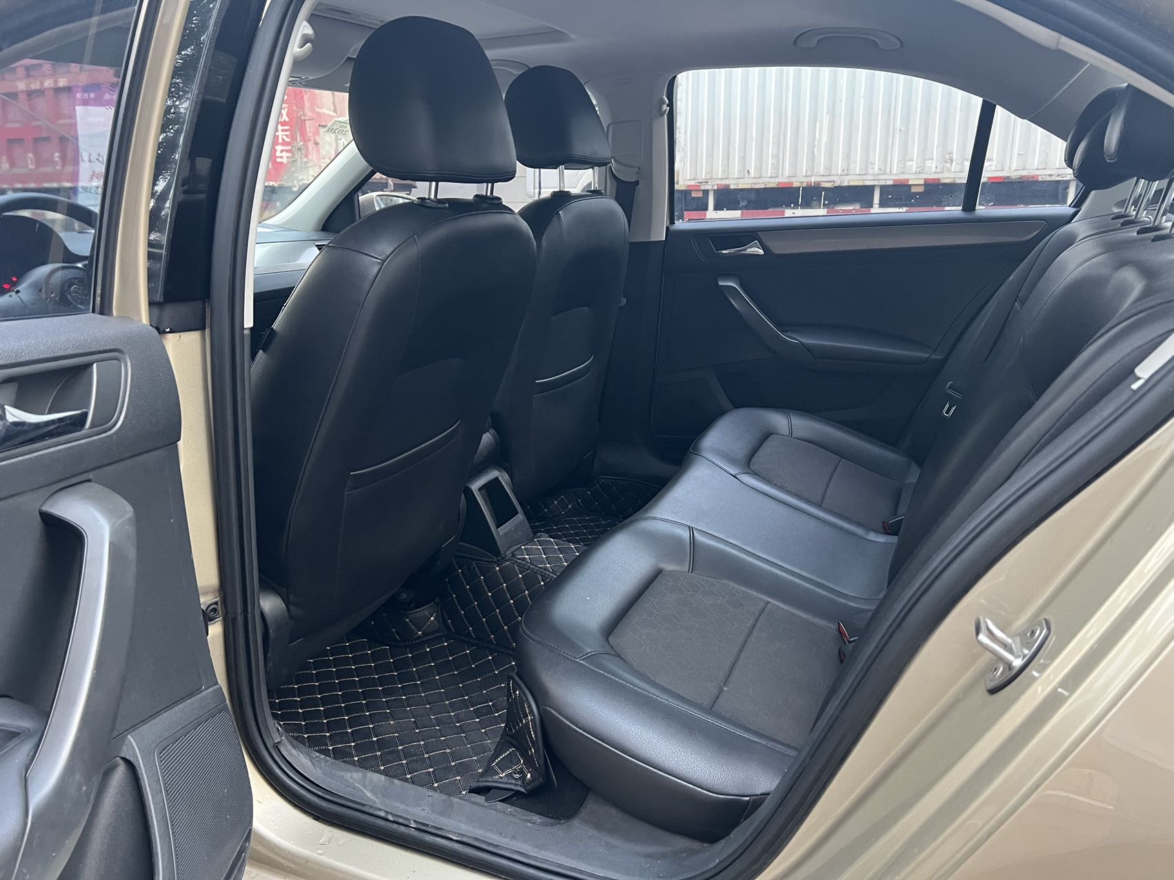 Volkswagen Santana 2015 car image #6