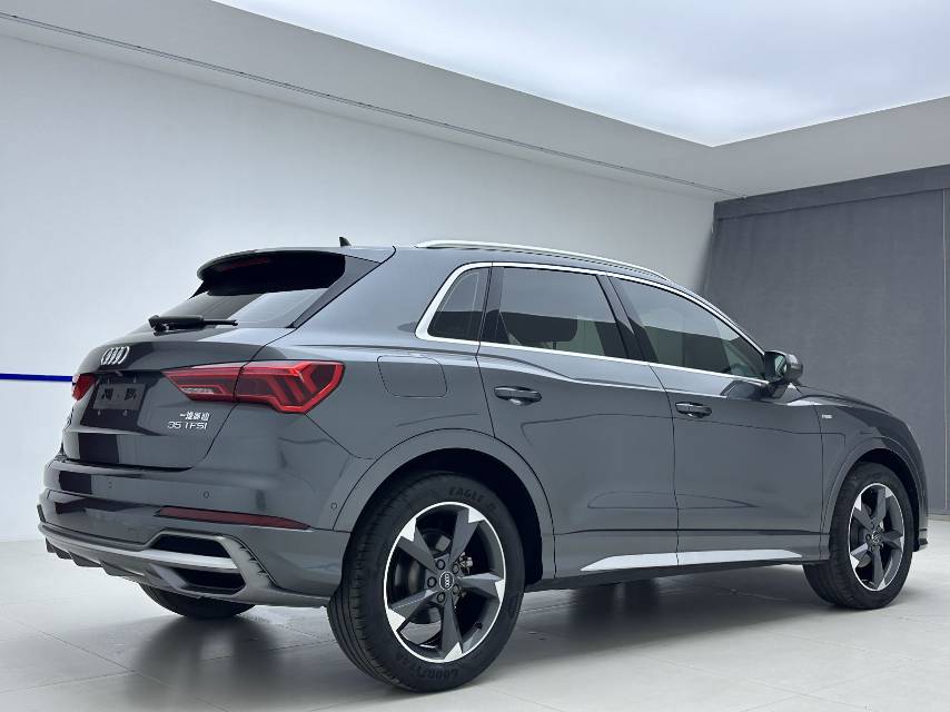 Audi Q3 2022 car image #6