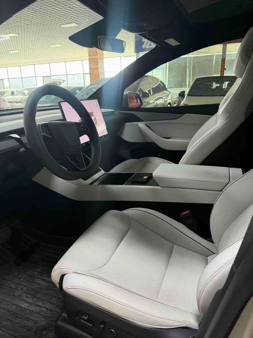 Tesla Model Y L 2025 #4 Tesla Model Y L 2025 car image #4
