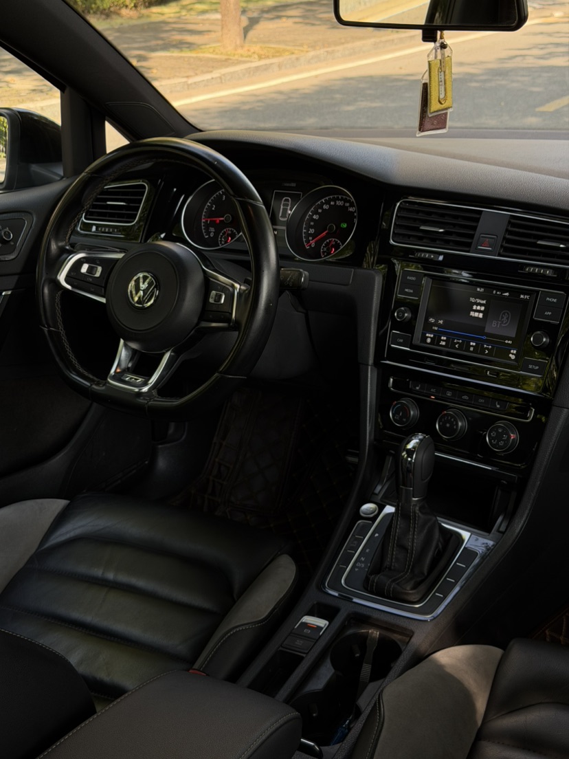 Volkswagen Golf 2018 car image #2