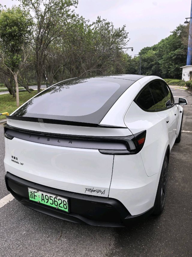Tesla Model Y L 2025 #11 Tesla Model Y L 2025 car image #11