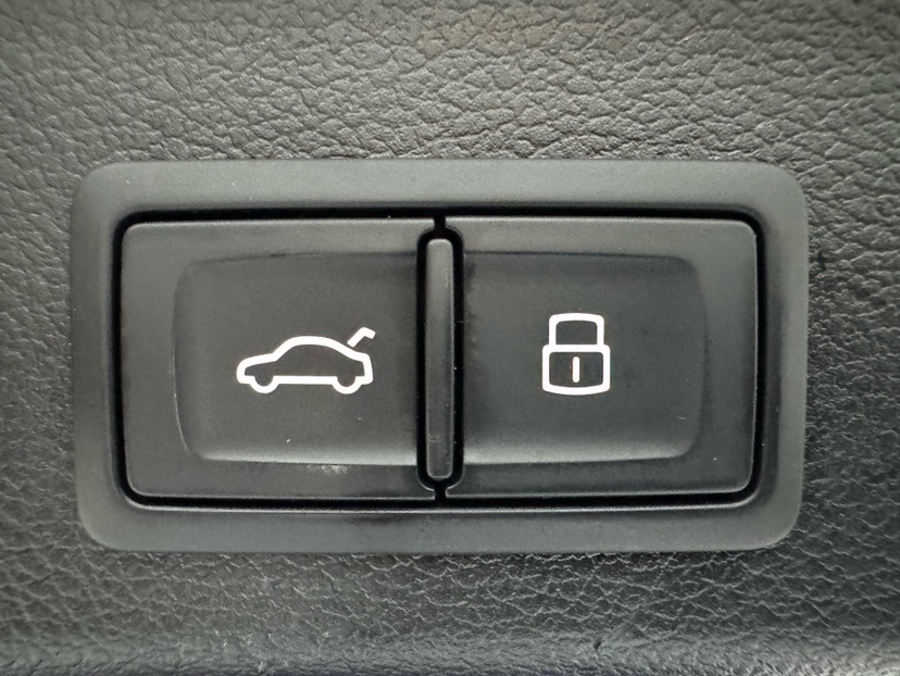Audi Q3 2022 car image #17