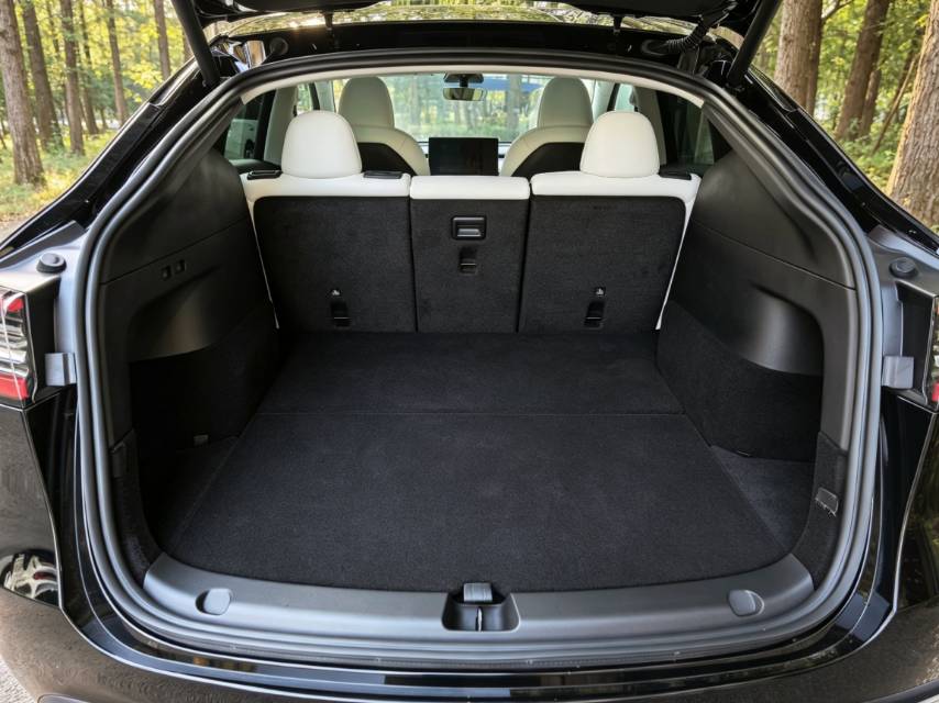 Tesla Model Y 2023 car image #11