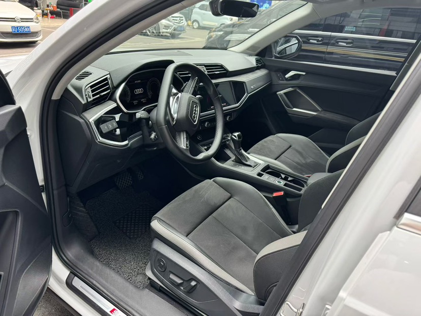 Audi Q3 2023 car image #2