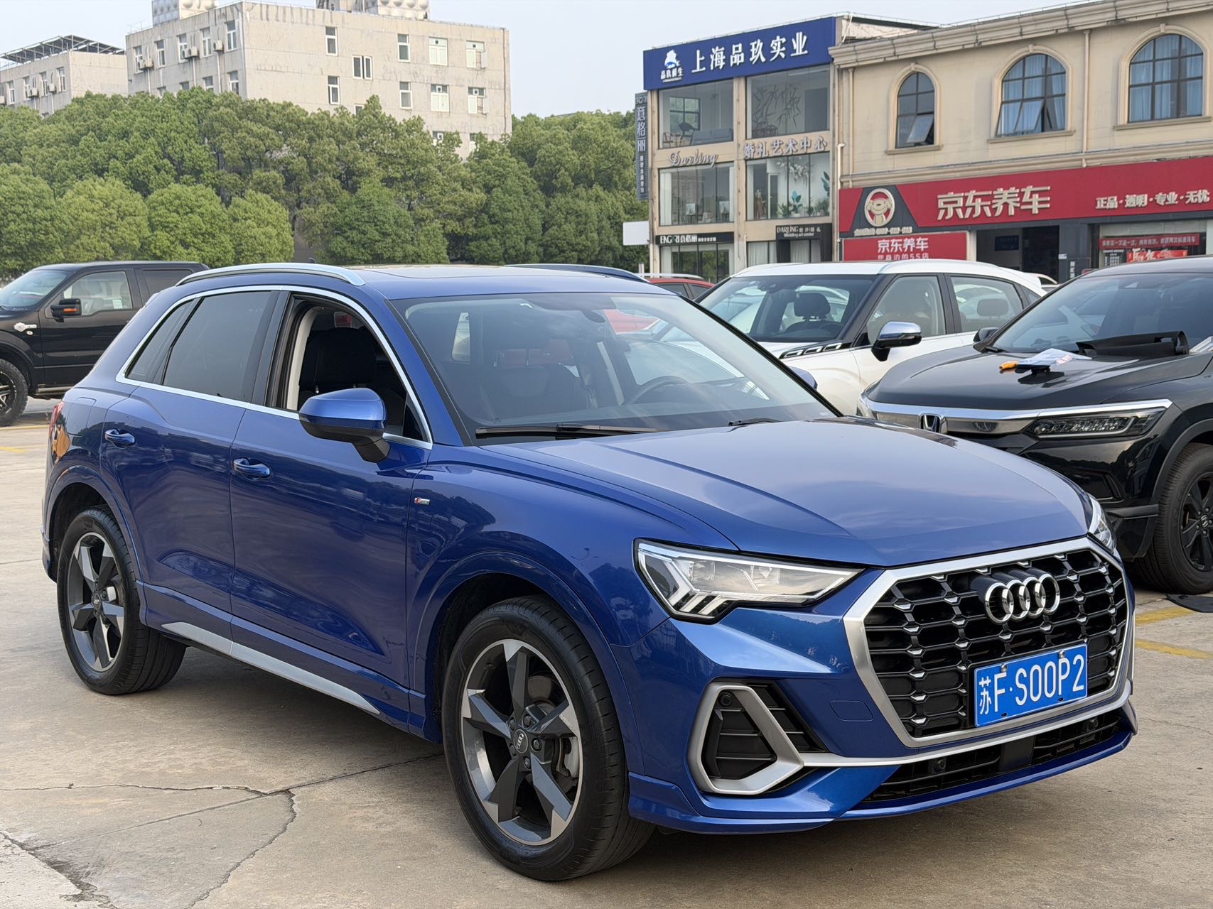 Audi Q3 2020 car image #2