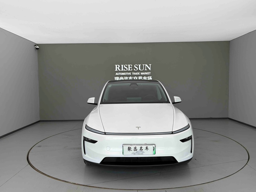 Tesla Model Y 2025 #2 Tesla Model Y 2025 car image #2