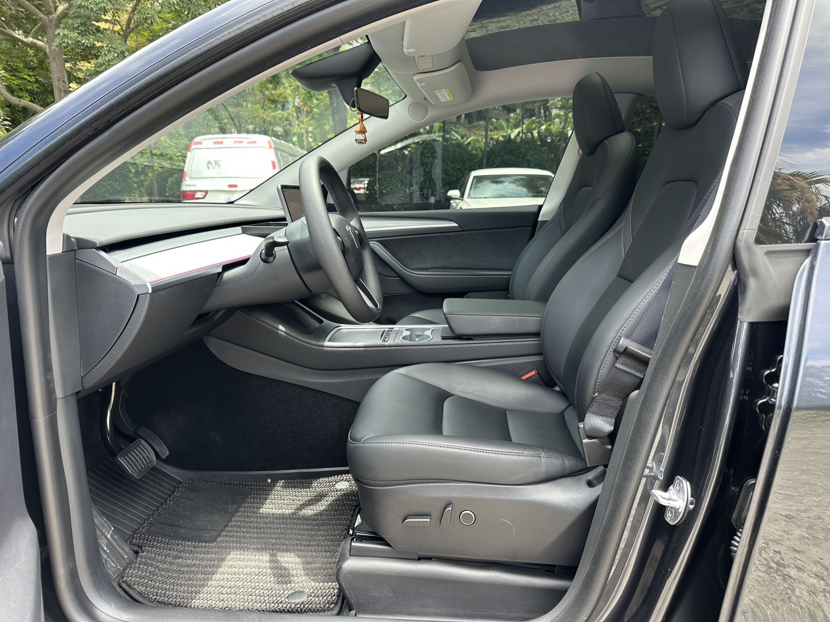 Tesla Model Y 2024 #4 Tesla Model Y 2024 car image #4