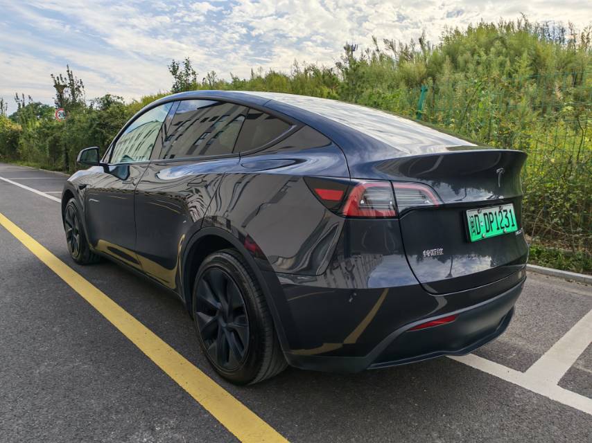 Tesla Model Y 2024 #6 Tesla Model Y 2024 car image #6