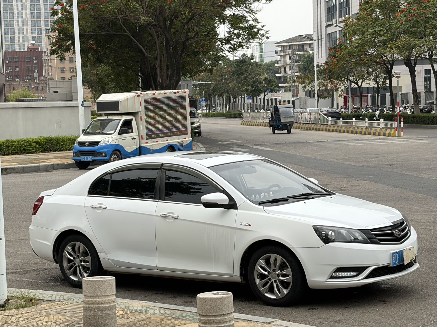 GEELY Emgrand 2016 car image #3