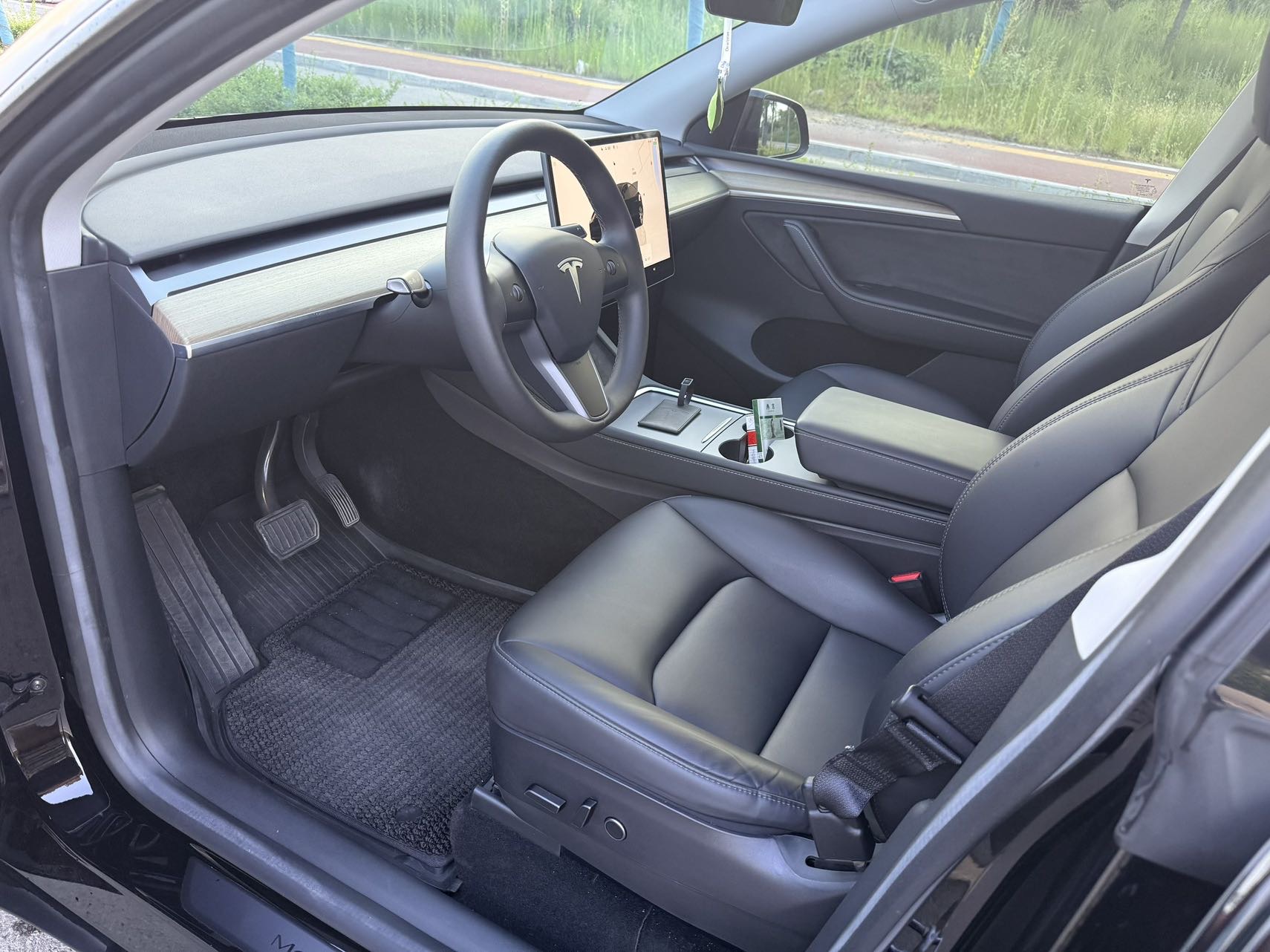 Tesla Model Y 2023 #4 Tesla Model Y 2023 car image #4
