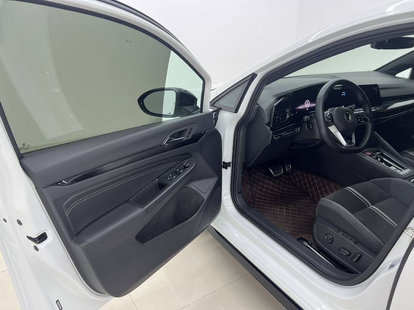 Volkswagen Golf 2023 car image #9