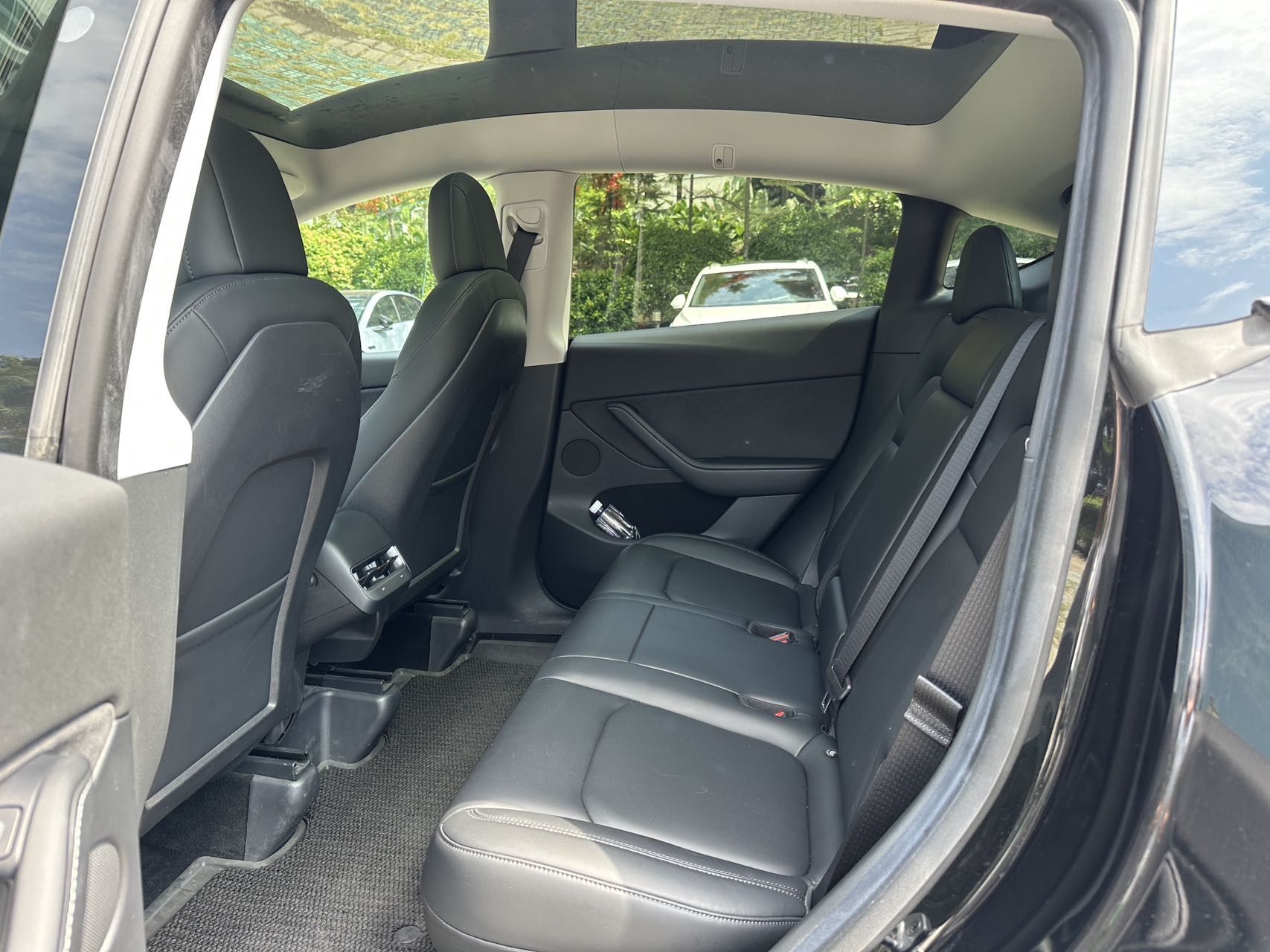 Tesla Model Y 2022 #5 Tesla Model Y 2022 car image #5