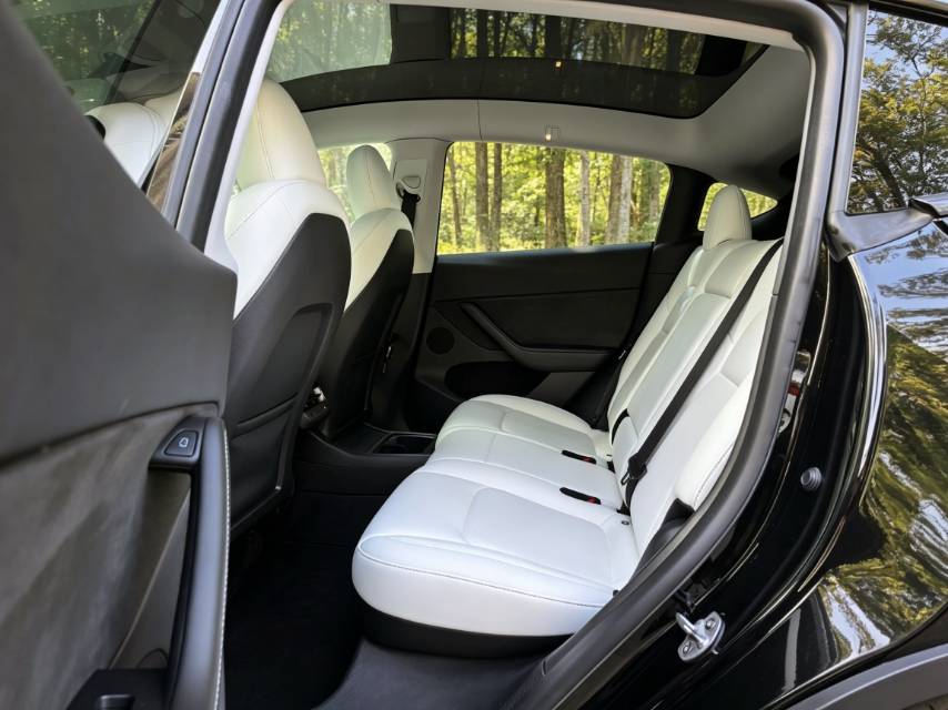 Tesla Model Y 2023 car image #10