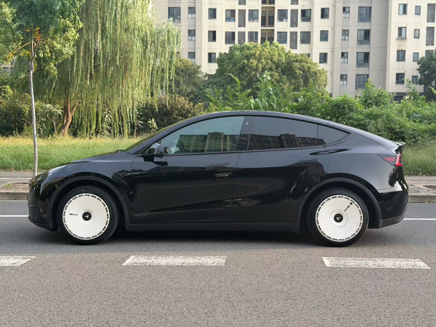 Tesla Model Y 2022 #3 Tesla Model Y 2022 car image #3