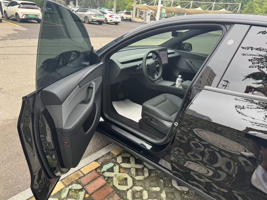 Tesla Model Y 2026 car image #4