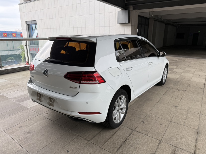 Volkswagen Golf 2018 car image #6