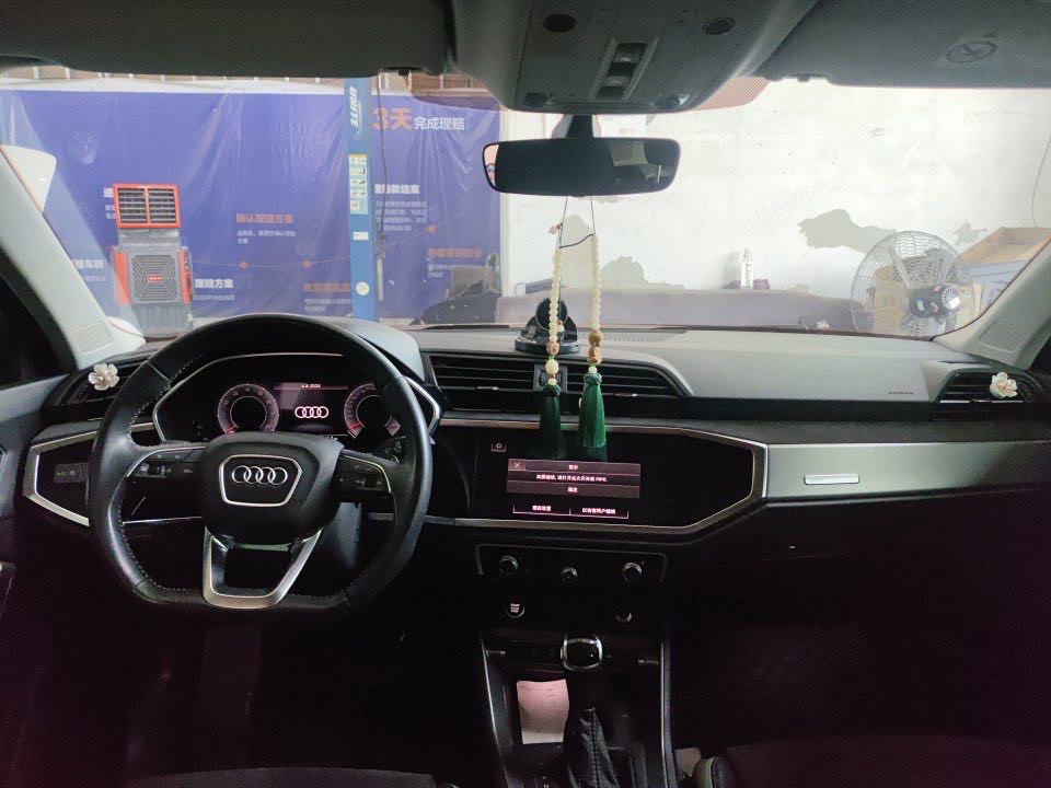 Audi Q3 2022 car image #3